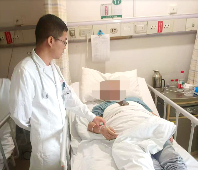 Bác sĩ chăm sóc cho bệnh nhân. (Ảnh: Jimu News)
