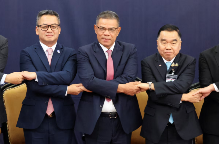 Thứ trưởng Quốc phòng Thái Lan Nattaphon Narkphanit, Bộ trưởng Nội vụ Malaysia Saifuddin Nasution Ismail và Bộ trưởng Quốc phòng Campuchia, Tướng Tea Seiha trước phiên họp của Ủy ban Biên giới Tổng hợp Đặc biệt (GBC). (Ảnh: Reuters)