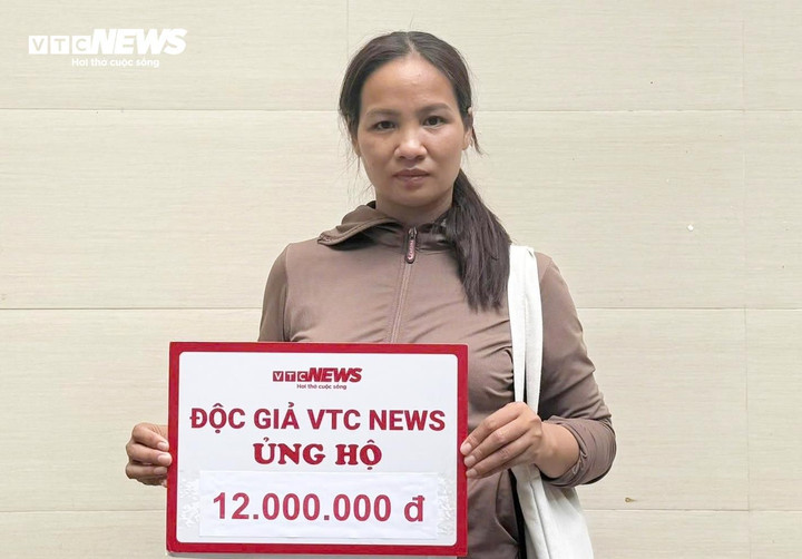 Chị Trần Thị Hải Hà - vợ anh Trì đón nhận sự giúp đỡ từ bạn đọc. (Ảnh: Khắc Việt)