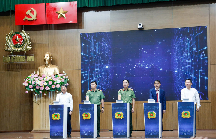 Lãnh đạo Bộ Công an và các đơn vị bấm nút ra mắt giao diện mới Cổng thông tin Bộ Công an.