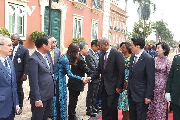 Chủ tịch nước Lương Cường giới thiệu đoàn cấp cao Việt Nam.