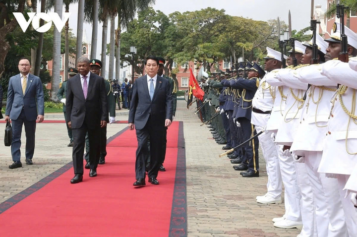 Chủ tịch nước Lương Cường và Tổng thống João Manuel Gonçalves Lourenço duyệt đội danh dự.