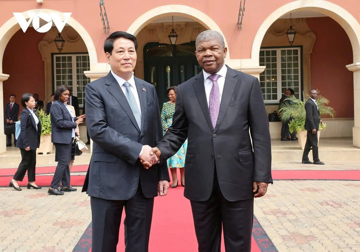 Tổng thống Angola João Manuel Gonçalves Lourenço và Chủ tịch nước Lương Cường tại lễ đón.