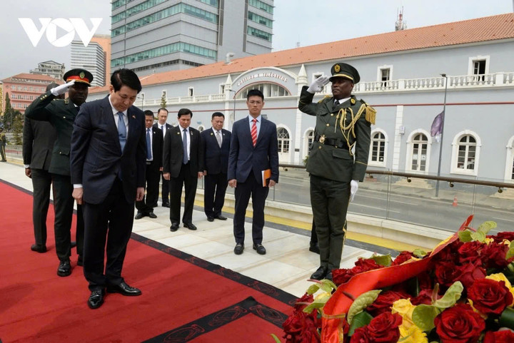 Chủ tịch nước Lương Cường đến đặt vòng hoa tại Đài tưởng niệm chiến sỹ vô danh ở thủ đô Luanda.