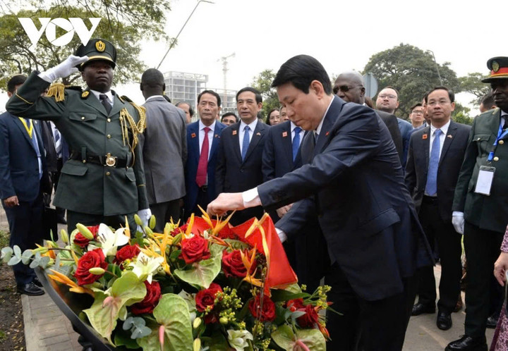 Chủ tịch nước Lương Cường cùng các đại biểu chụp ảnh tượng Bác Hồ trong khuôn viên Đại sứ quán Việt Nam ở Angola.