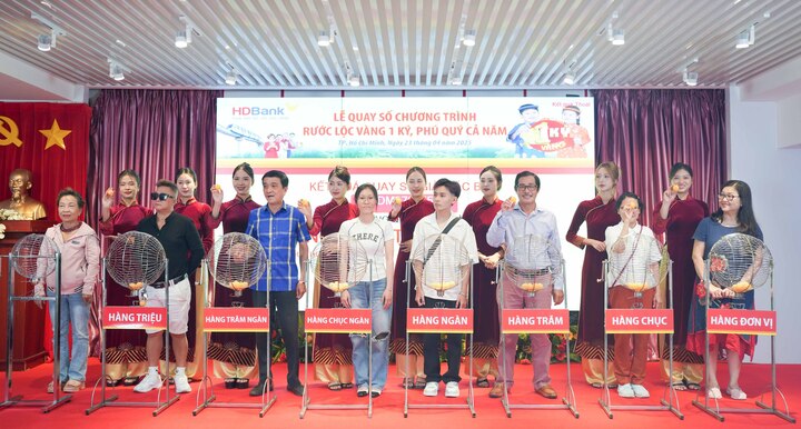 Các khách hàng đã cùng tham gia quay số lồng cầu để tìm ra chủ nhân của các giải thưởng giá trị.