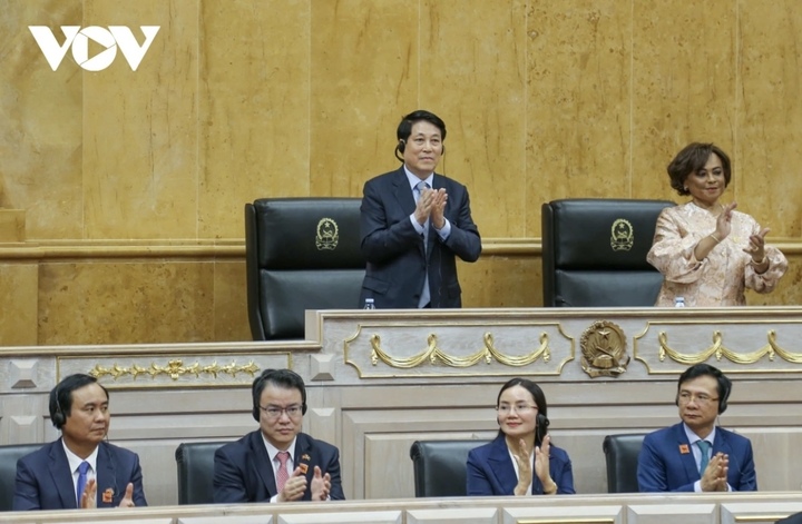 Chủ tịch nước Lương Cường và Chủ tịch Quốc hội Carolina Cerqueira tại buổi phát biểu chính sách.