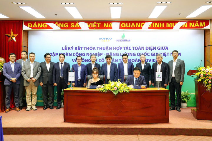 Tổng Giám đốc Petrovietnam Lê Ngọc Sơn và Chủ tịch HĐQT SOVICO Nguyễn Thị Phương Thảo ký kết thoả thuận hợp tác toàn diện