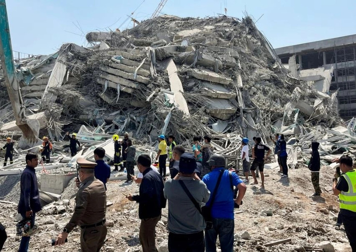 Hiện trường vụ sập tòa nhà cao tầng ở Bangkok do động đất. (Ảnh: Reuters)