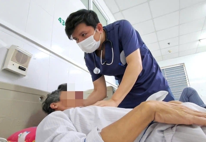 Ăn tiết canh, thịt lợn chưa nấu chín, cảnh báo nguy cơ điếc vĩnh viễn