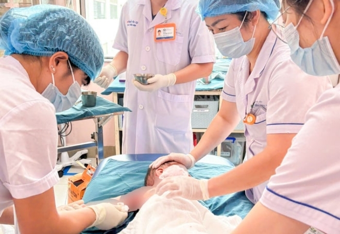 Lật nồi lẩu đang sôi, ba anh em bỏng nặng