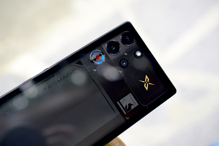 Cụm camera là điểm yếu, nhưng là điều hợp lý nhằm mang đến mức giá tối ưu cho game thủ.
