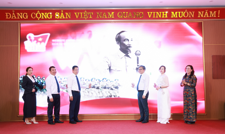 Ông Lưu Đình Phúc, Cục trưởng Cục Báo chí (Bộ Văn hóa, Thể thao và Du lịch) cùng các đại biểu TP Hà Nội, nhấn nút khai trương website chính thức của sự kiện A80.