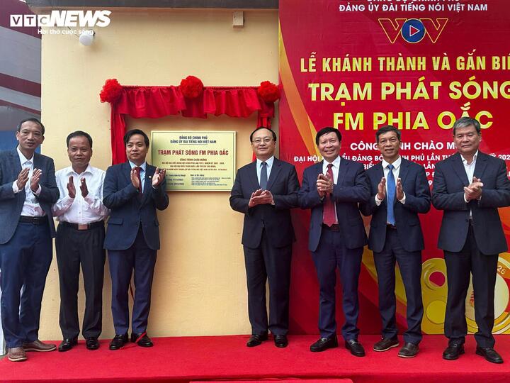Đại diện lãnh đạo Đài VOV và UBND tỉnh Cao Bằng khánh thành và gắn biển Trạm phát sóng FM Phia Oắc.