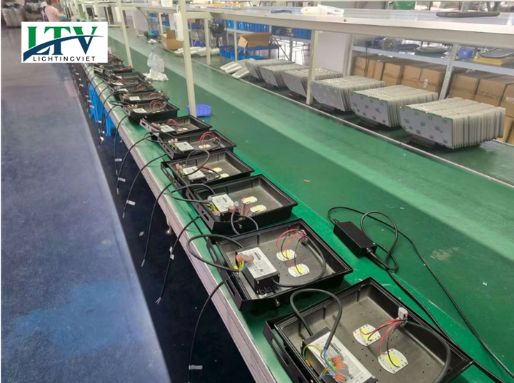 Quy trình lắp đặt sản phẩm được kiểm tra nghiêm ngặt.