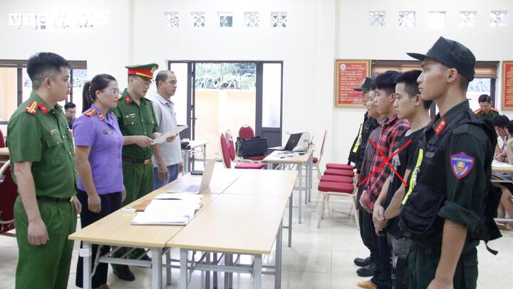 Cơ quan CSĐT Công an tỉnh Sơn La thi hành các quyết định tố tụng với nhóm người khai thác vàng trái phép. (Ảnh: CACC)
