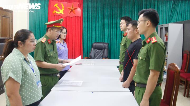 Bị can Nguyễn Văn Vĩnh (áo đen, bên phải). (Ảnh: CACC)