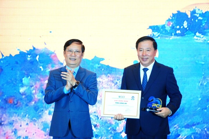 Chủ tịch Nguyễn Văn Được nhận giấy chứng nhận và kỷ niệm chương dành cho địa phương có Chỉ số PCI năm 2024 thuộc nhóm top 3 cả nước.