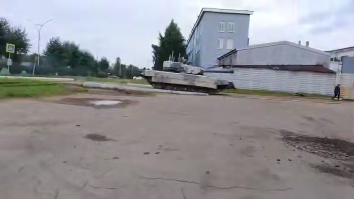 Xe tăng T-72 không người lái được phát triển theo chương trình Shturm. (Ảnh: Militarnyi)