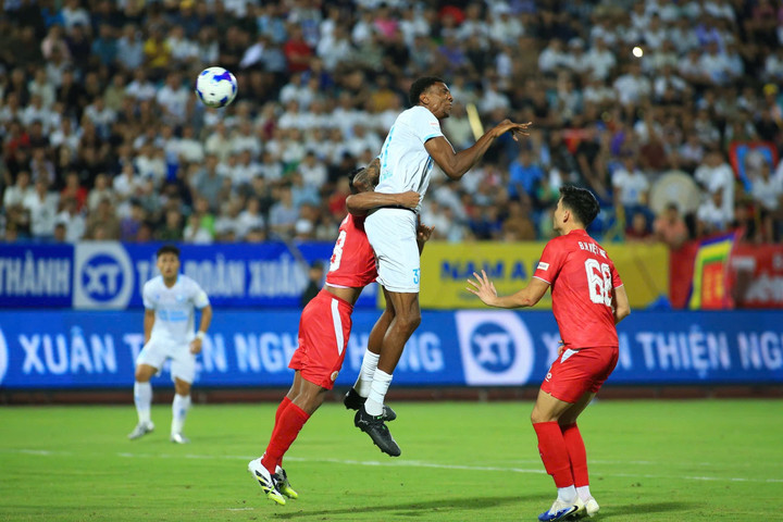 Hudlin cao hơn 2 mét.