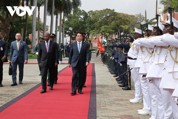 Lễ đón trọng thể Chủ tịch nước Lương Cường tại Phủ Tổng thống ở Thủ đô Luanda, Angola.
