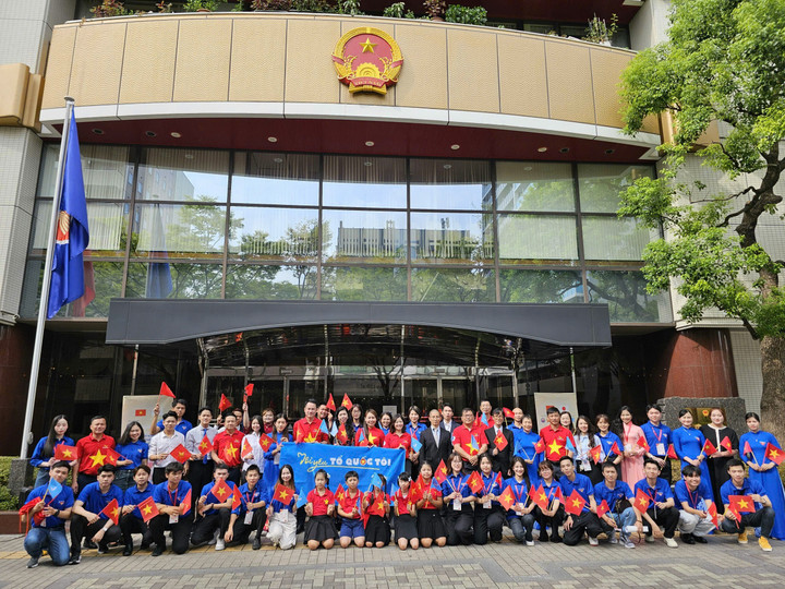Thanh niên, sinh viên Việt Nam tại Nhật Bản chụp ảnh tại toà nhà cơ quan Tổng Lãnh sự Việt Nam tại Osaka, Nhật Bản.