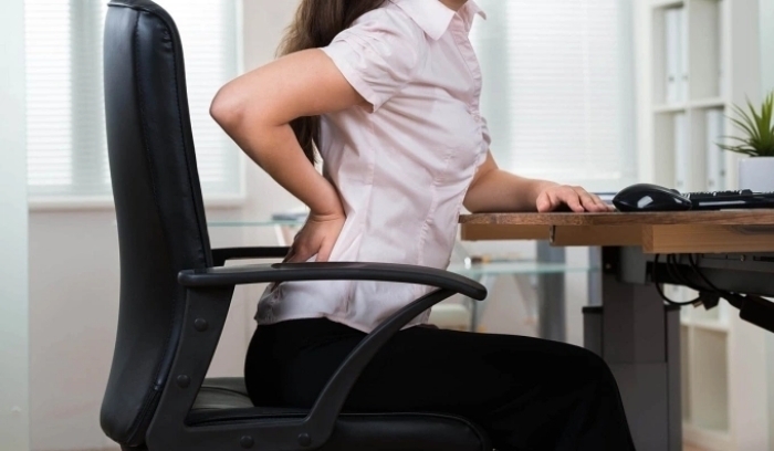 Đau lưng, mệt mỏi, nhiều người trẻ chủ quan nghĩ chỉ cần nghỉ ngơi sẽ khoẻ lại, đến viện khám được chẩn đoán mắc bệnh về xương khớp. (Ảnh minh hoạ)