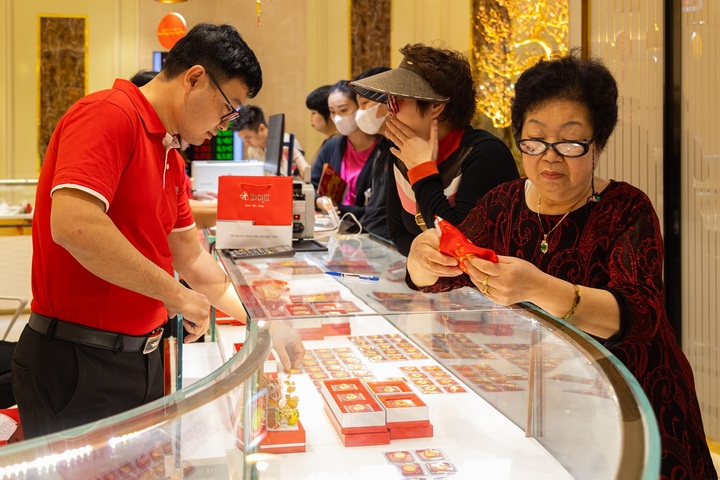 Liên tục lập kỷ lục, giá vàng còn leo thang đến khi nào?