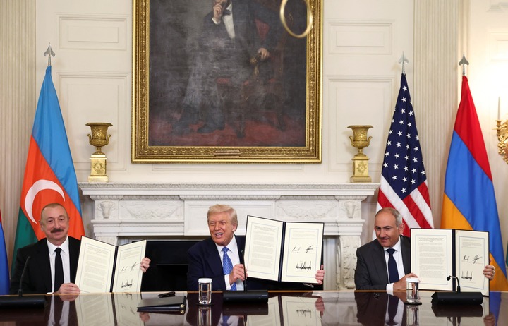 Tổng thống Mỹ Donald Trump chủ trì lễ ký kết hiệp ước hòa bình giữa Tổng thống Azerbaijan Ilham Aliyev và Thủ tướng Armenia Nikol Pashinyan tại Nhà Trắng