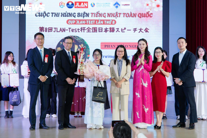 Phan Thảo Nguyên, sinh viên Trường Đại học Ngoại ngữ, Đại học Đà Nẵng, đã giành giải Nhất với bài hùng biện về chủ đề "AI và việc học tiếng Nhật".