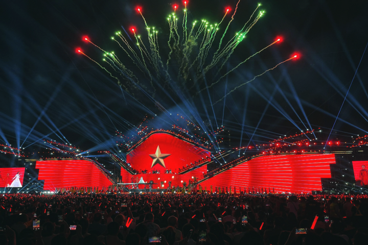 'V-Concert Rạng rỡ Việt Nam': Khi hơn 2,5 vạn trái tim cùng hòa nhịp tại Thủ đô - 5