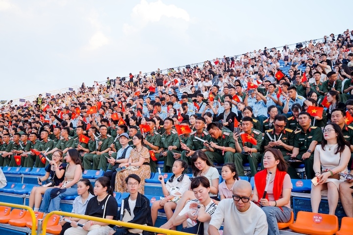 'V-Concert Rạng rỡ Việt Nam': Khi hơn 2,5 vạn trái tim cùng hòa nhịp tại Thủ đô - 1