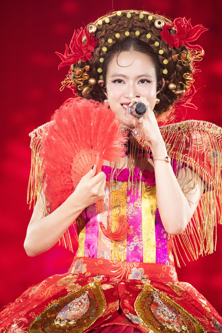 Hoàng Thùy Linh thu hút mọi ánh nhìn khi lần lượt trình diễn