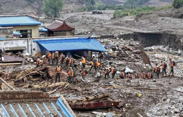 Nhiều ngôi nhà bị lũ quét san lấp hoàn toàn. (Ảnh: Getty)
