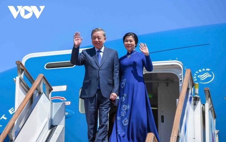 Tổng Bí thư Tô Lâm và Phu nhân bước ra từ chuyên cơ.