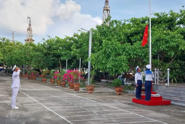 Treo cờ Tổ quốc ở Trường Sa. (Ảnh: Vùng 4 Hải quân)