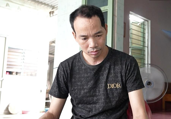 Anh Chiến trải qua nhiều cuộc phẫu thuật, ghép sọ, nhưng sức khỏe vẫn rất yếu.