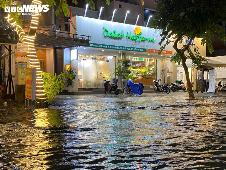 Khu vực Thảo Điền ngập trong biển nước sau cơn mưa lớn.