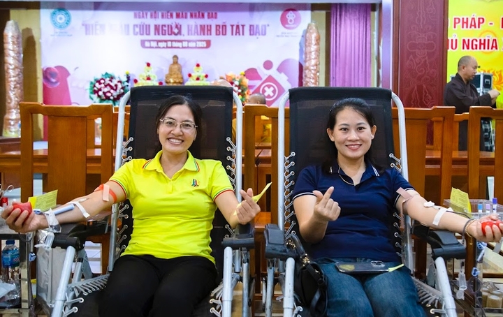 Tăng ni, phật tử tham gia hiến máu tại chùa Quán Sứ