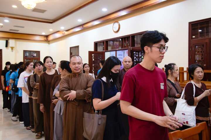 Ngay từ sáng sớm, nhiều tăng ni, phật tử có mặt để xếp hàng chờ đăng ký.