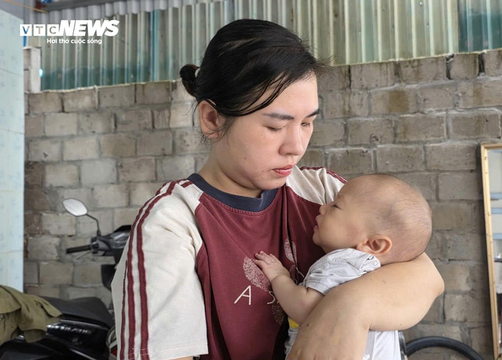 Gánh nặng cùng lúc đè lên đôi vai người vợ trẻ.