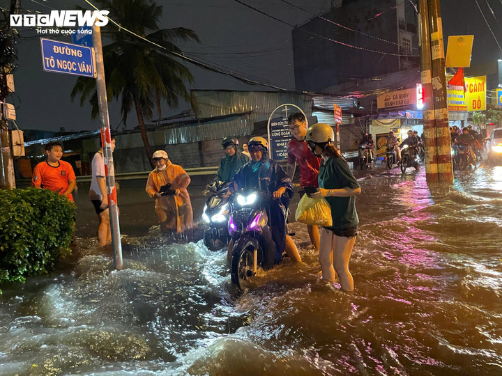 Mưa lớn khiến nhiều tuyến đường tại TP.HCM ngập sâu.
