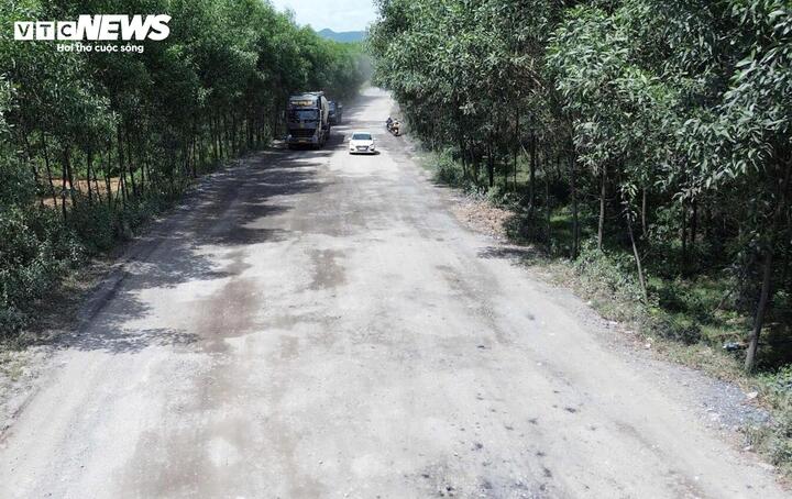 Là tuyến đường huyết mạch của TP Huế nhưng nhiều năm qua, tỉnh lộ 9 luôn trong cảnh