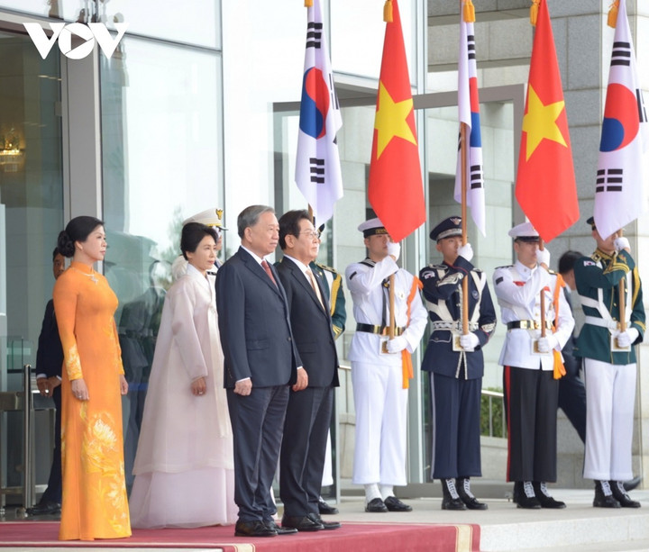 Thể hiện sự coi trọng chuyến thăm của Tổng Bí thư Tô Lâm và Phu nhân cùng Đoàn đại biểu cấp cao Việt Nam, Hàn Quốc cử quân nhạc chào mừng và bắn 21 loạt đại bác