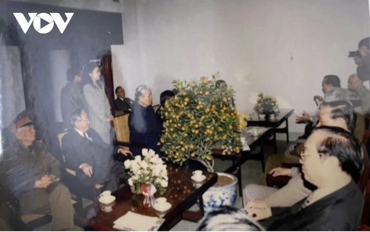 Lãnh đạo Đảng, Nhà nước, Đại tướng Võ Nguyên Giáp thăm Đài Tiếng nói Việt Nam. Trong câu chuyện ấm cúng đầu Xuân, Đại tướng Võ Nguyên Giáp nhắc lại bài thơ chúc Tết đầu tiên của Bác Hồ gửi đồng bào chiến sĩ cả nước và kiều bào ở nước ngoài nhân Tết Đinh Hợi (1947). (Ảnh tư liệu)