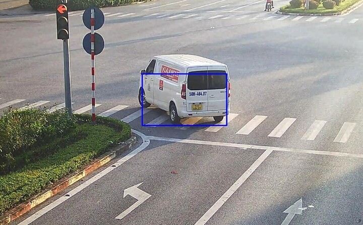 Ô tô rẽ trái khi vẫn có đèn đèn đỏ (Ảnh Công an Bắc Ninh).