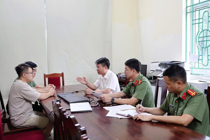 Thiếu tướng Nguyễn Minh Tuấn, Giám đốc Công an tỉnh trực tiếp lấy lời khai các đối tượng.
