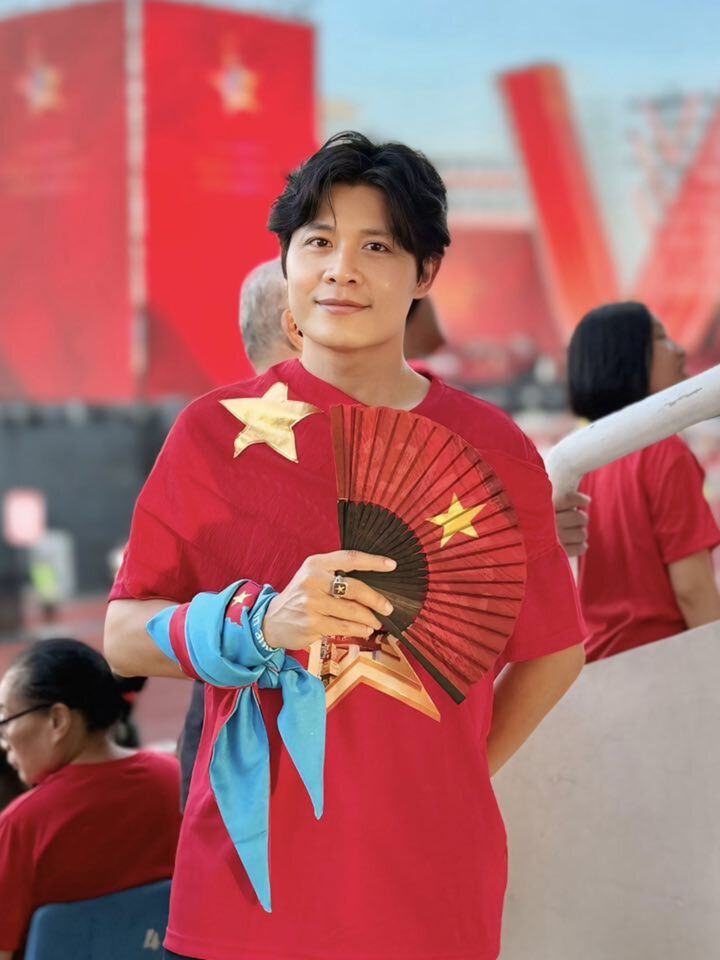 Nhạc sĩ Nguyễn Văn Chung xúc động, tự hào khi bản hit của mình được vang lên ở concert "Tổ quốc trong tim".