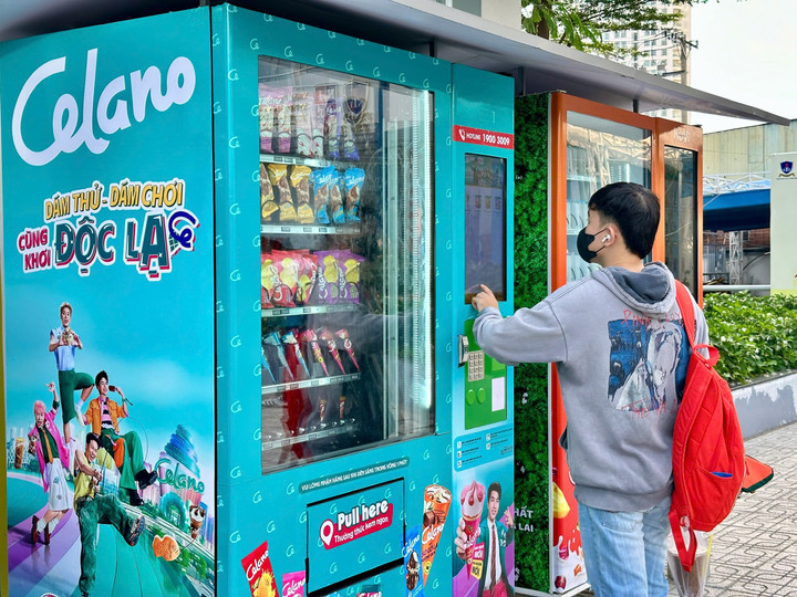 Máy bán kem tự động đầu tiên tại Việt Nam thu hút với nhiều bạn trẻ.