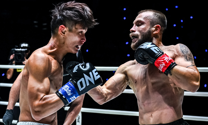 Okuyama (bên trái) đánh bại Cengiz Lale.